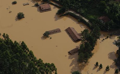 Poet obtí záplav v Brazílii pekroil 700