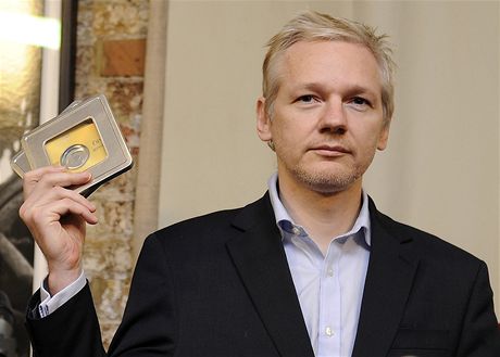 Julian Assange dr disky s daty o klientech vcarsk banky.