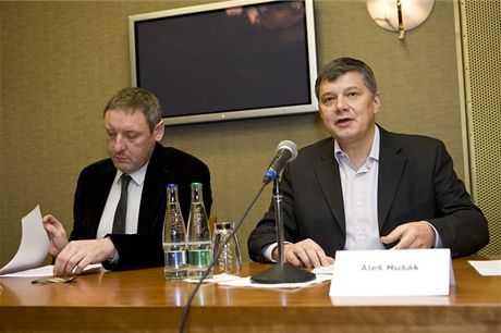 Tisková konference k situaci Sazky, vpravo Ale Huák