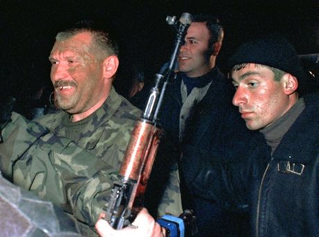 eský podplukovník Jaroslav Kulíek (vlevo) po útku ze zajetí v roce 1998
