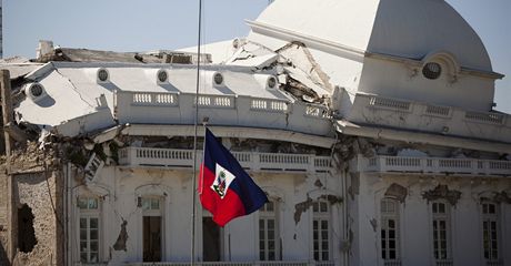 Poniený prezidentský palác na Haiti