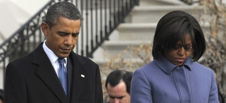 Obamovi uctívají minutou ticha obti Jareda Loughnera