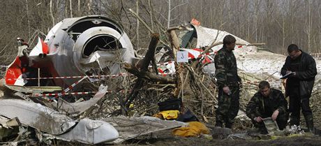 Rutí vyetovatelé na míst havárie (snímek z 11. dubna 2010)
