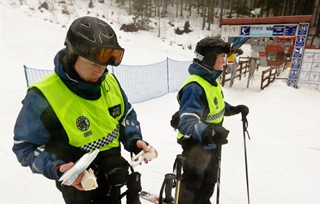 V Alpách na svahu měří lyžařům rychlost hlídka. V Česku jsou strážníci  vzácní | Domov | Lidovky.cz