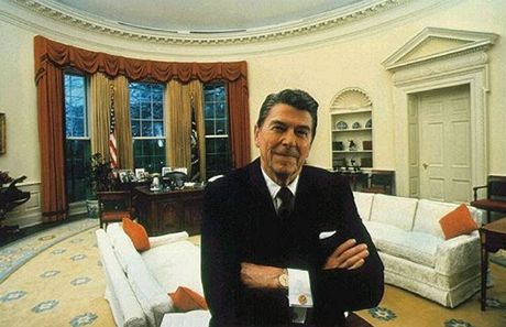 Ronald Reagan v oválné pracovn Bílého domu.
