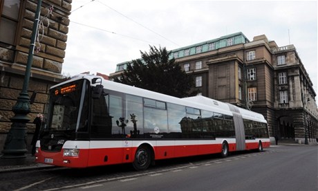 Vedení Dopravního podniku hl. m. Prahy pedstavilo 12. ledna v Praze nový mstský autobus SOR NBH 18 s hybridním pohonem.