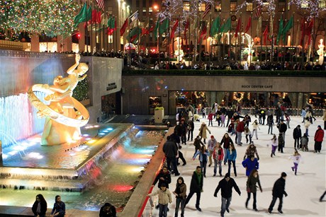 Kluzit u Rockefellerova centra známé z Vánoních filmových romancí