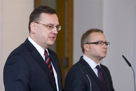 Premiér Petr Neas (vlevo) oznámil jméno kandidáta na nového ministra ivotního prostedí. Je jím poslanec a starosta Prahy 6 Tomá Chalupa (ODS). 