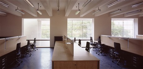 Běžné kancelářské patro, kde se nejdominantněji projevuje původní trámový, betonový strop