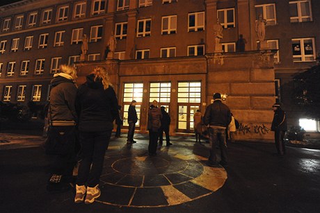 Fronta na vzdlání. Desítky rodi od noci ekaly v Ostrav ped základní kolou Porubská 831 kvli zápisu dtí