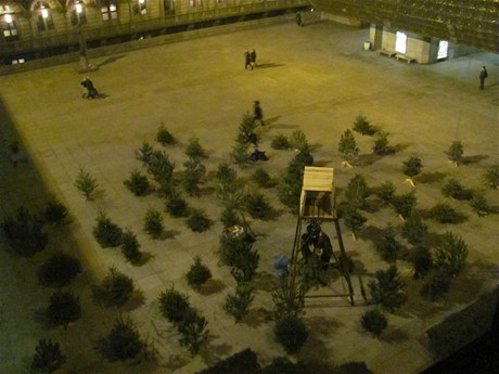 Instalace vnonch stromk na piazzet Nrodnho divadla.