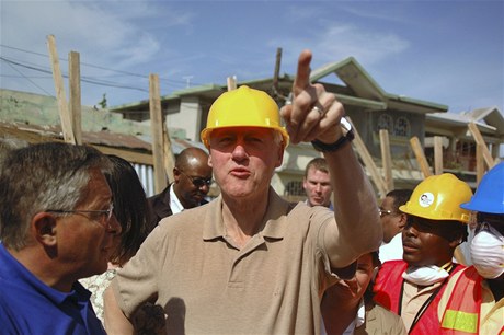 Bval americk prezident Bill Clinton pijel na vzpomnkov akce a zapojil se do sil o obnovu Haiti. 