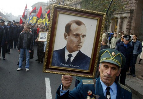 Pochod píznivc Stepana Bandery v ulicích Kyjeva. 