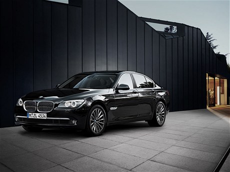 V typu BMW 740d bude jezdit snmovna