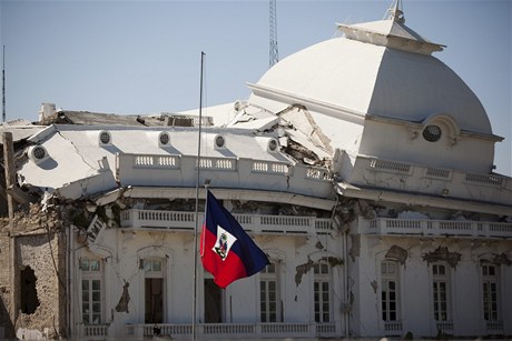 Poniený prezidentský palác na Haiti