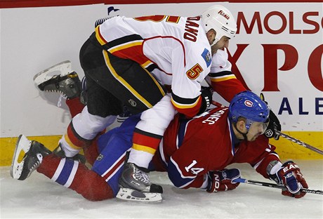 Tom Plekanec z Montrealu Canadiens (dole) v souboji s Markem Giordanem z Clagary Flames 