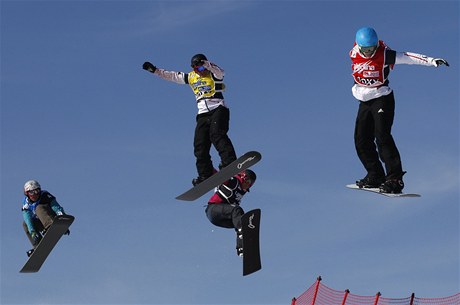 Mladá česká snowboardcrossařka Eva Samcová (vlevo dole)
