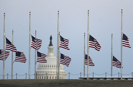 Ve Washingtonu spustili vlajky na pl erdi.