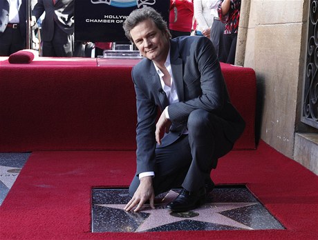 Britský herec Colin Firth se svou hvzdou na hollywoodském chodníku slávy.