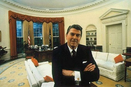 Ronald Reagan v oválné pracovně Bílého domu.
