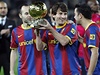 Lionel Messi ukázal Zlatý mí (vlevo Iniesta, vpravo Xavi).