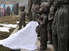 Ukradená socha dívky z Lidic se vrátila na své místo 