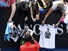 Rafael Nadal dává autogramy