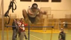 VIDEO: Ďábel Koudelka. Česká jednička dokáže z místa skočit 153 centimetrů