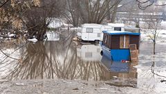 �erno�ice: Obleva zvý�ila hladinu Berounky a �eka se vylila ze b�eh�