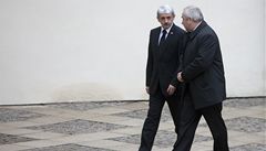 Poslední rozlou�ení s Ji�ím Dienstbierem: na pietní akt dorazil i n�kdej�í slovenský premiér a nyn�j�í ministr zahrani�í Mikulá� Dzurinda.
