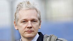 Assange se musel přestrojit za ženu, aby unikl CIA, tvrdí kniha