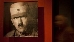 Hitlerovy fotky se prodaly za tém milion korun.