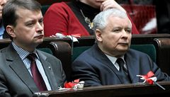 Jaroslav Kaczynski a členové opozice naslouchají Tuskovi