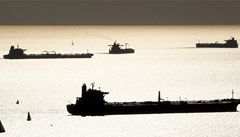 Ropné tankery v Ománském zálivu se zřejmě staly terčem útoku