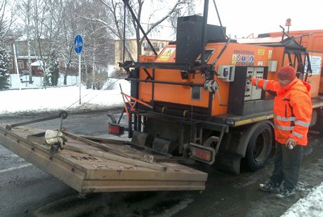 Speciální stroj, který umí opravovat silnice i v mrazu