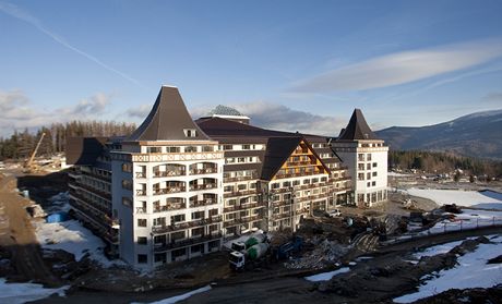 Obrovitý hotel vyrostl na okraji Karpacze na úpatí Snky