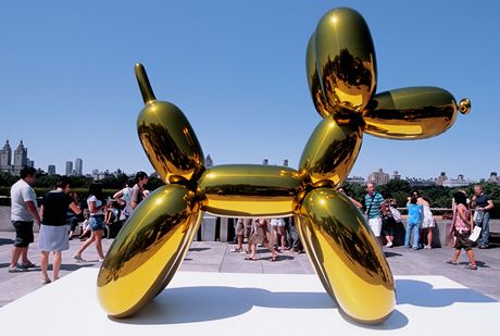 Boj o psa. Balonový pejsek Jeffa Koonse v nadivotní velikosti v Museu moderního umní v New Yorku