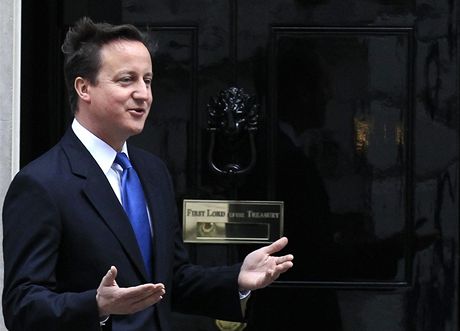 Pedseda vlády David Cameron ped svým sídlem na londýnské Downing Street
