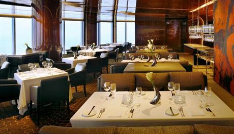 Restaurant At.mosphere v Dubaji se nachází ve výce 422 metr nad zemí a je tak nejvýe poloeným na svt.