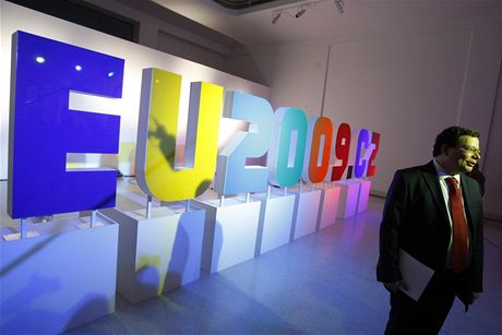 Alexandr Vondra stojí ped logem eského pedsednictví Evropské unii.