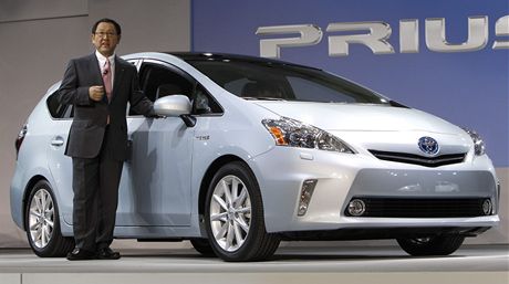 Prezident Akio Toyoda zavádí Prius V stedn-hybridní elektrické vozidlo 