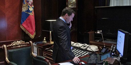 Dmitrij Medvedv poslouch, jak se vyvj situace v Domoddovu