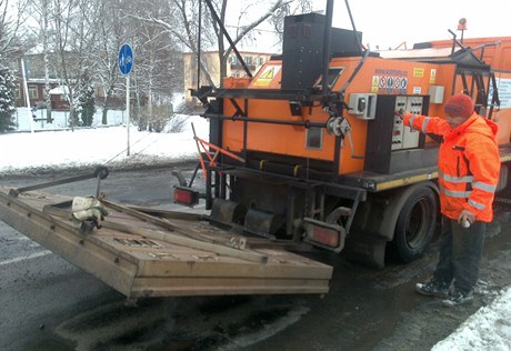 Speciální stroj, který umí opravovat silnice i v mrazu