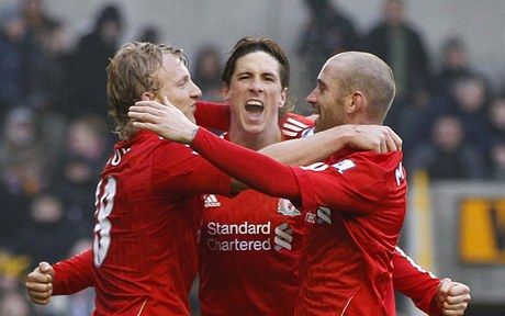 Radost fotbalist Liverpoolu (uprosted stelec Torres).