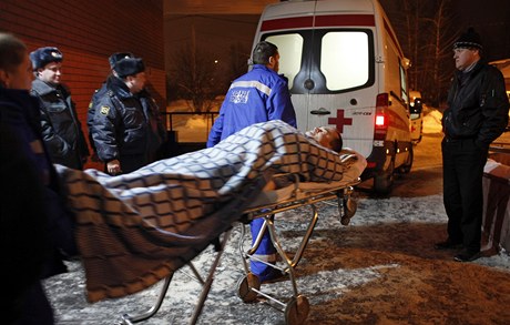 Zachranáři vezou jednu z obětí atentátu na moskevském letisti Domodědovo.