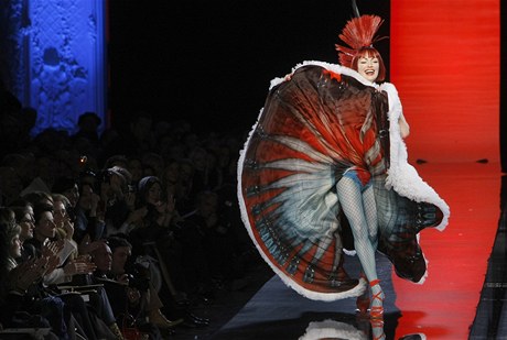 Francouzský módní návrhá Jean Paul Gaultier rozehrál svt francouzského kankánu, který podbarvil londýnským punkem