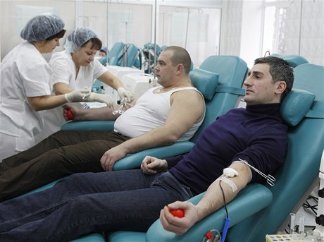 Transfúzní stanici na jihu Moskvy zaplnili dárci krve. 