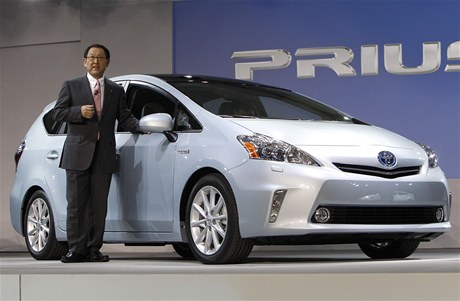 Prezident Akio Toyoda zavádí Prius V stedn-hybridní elektrické vozidlo 