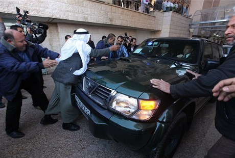 Palestinci blokovali cestu autu s francouzskou ministryn