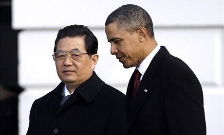 Barack Obama s nskm prezidentem pi uvtacm ceremonilu rno 19. ledna